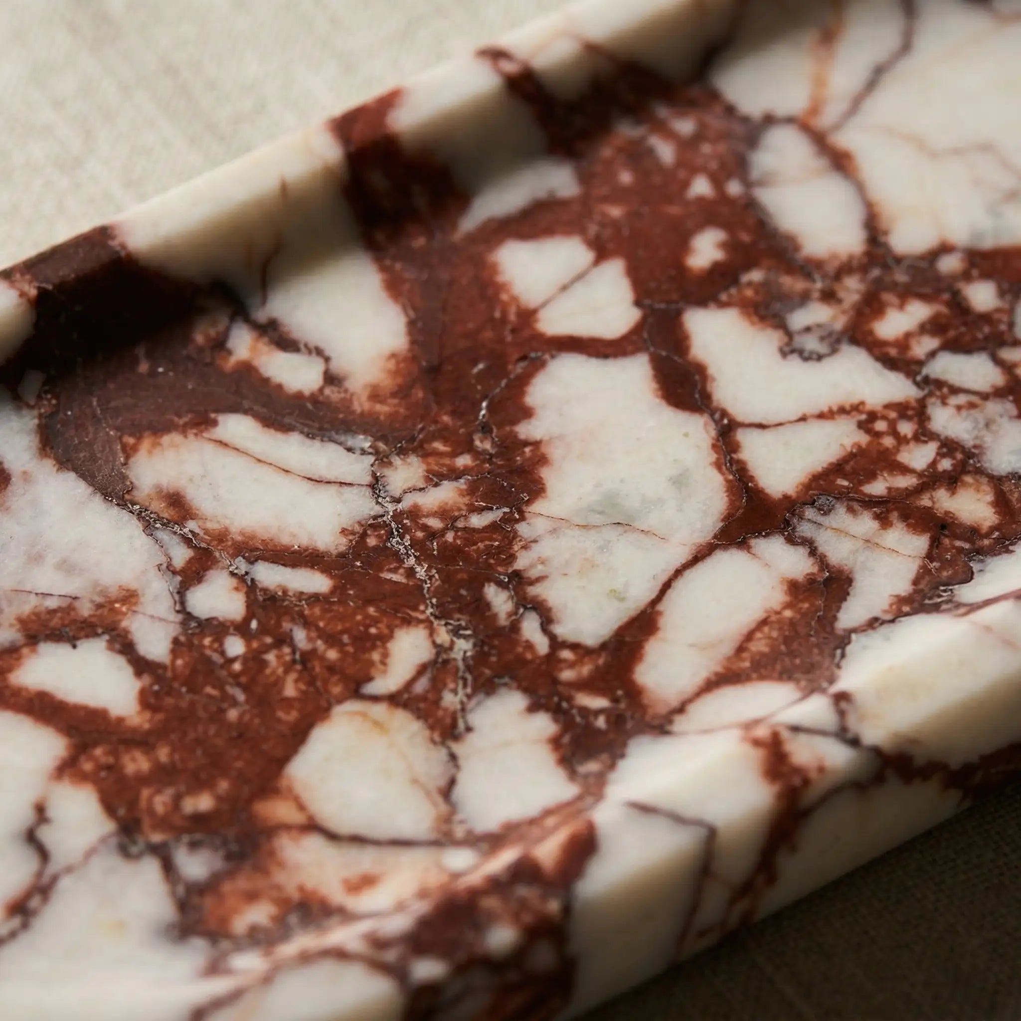 Sangria Plateau Stage dimensions guide showing 25cm length and 12cm width on the red marble oval tray.